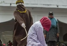 Indonesia: Dos hombres condenados a 165 latigazos por mantener relaciones